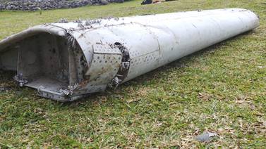 Hallan restos de asientos y de ventanas de avión en isla La Reunión