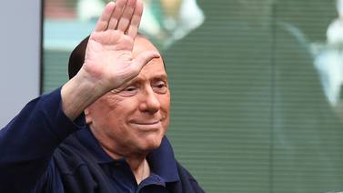 Silvio Berlusconi sale del hospital tras operación a corazón abierto