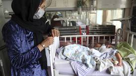 Hambre se propaga en Afganistán y deja bebés al borde de la muerte