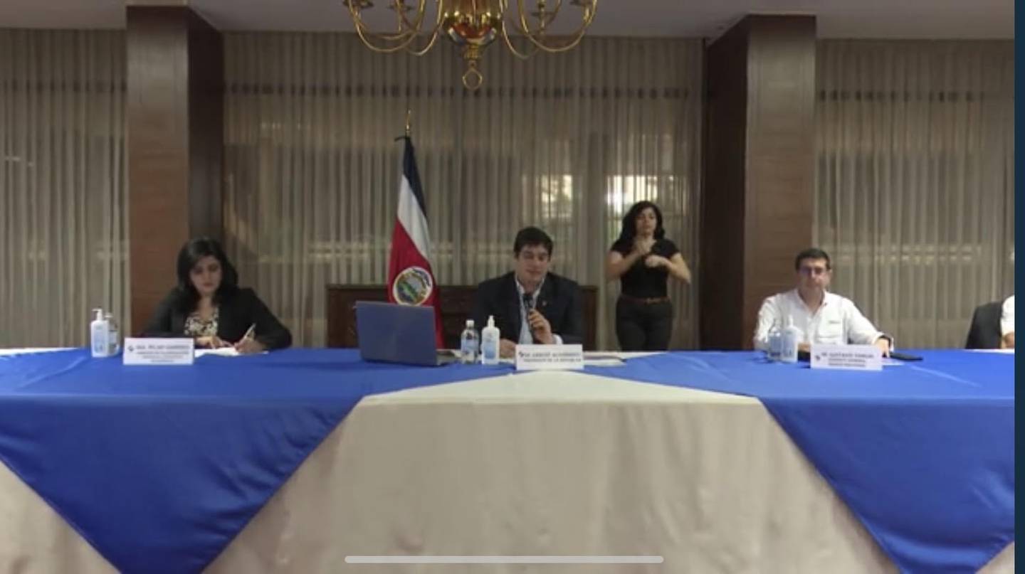 El presidente Carlos Alvarado junto a Pilar Garrido, ministra de Planificación; y Gustavo Vargas, gerente del Banco Nacional. Foto: Reproducción de Facebook Live.