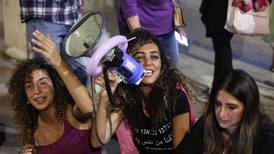 En Jerusalén, los anti-Netanyahu cantan victoria mientras esperan la salida del primer ministro