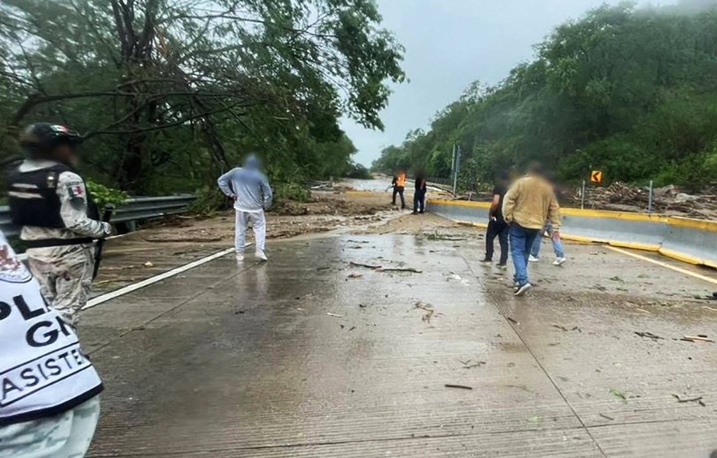 Las autoridades mexicanas se apresuraron a enviar ayuda de emergencia y evaluar los daños en el balneario del Pacífico de Acapulco el miércoles después de que un poderoso huracán cortara las comunicaciones y las conexiones viales.
