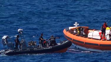 Buque con migrantes desembarca en Lampedusa luego de orden fiscal
