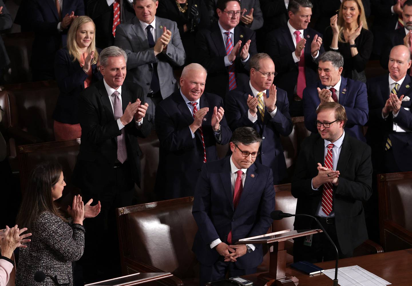 Los republicanos de la Cámara de Representantes aplauden cuando el representante estadounidense Mike Johnson es elegido nuevo presidente de la Cámara en el Capitolio de los Estados Unidos.