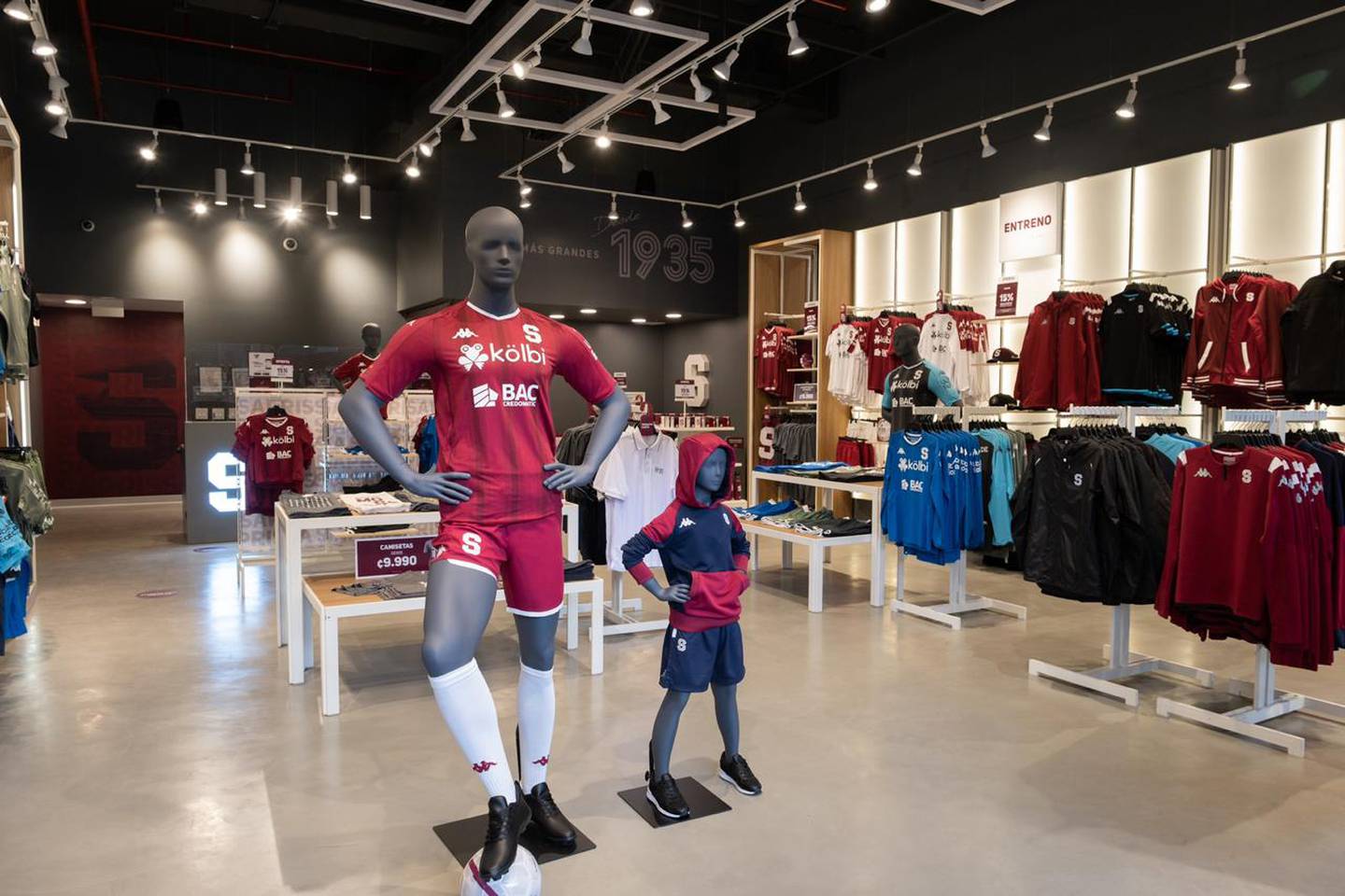 El Deportivo Saprissa tendrá tiendas oficiales de sus productos en tres centros comerciales josefinos. Foto: Cortesía Deportivo Saprissa.