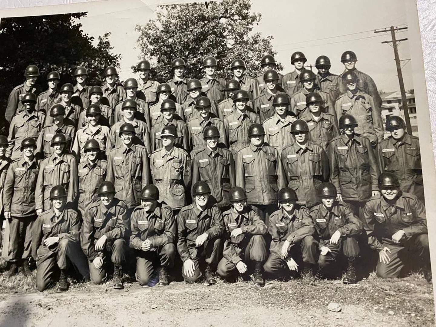 En la fila de arriba, a la derecha, se mira a un joven Gustavo Castillo como parte del ejército estadounidense. Foto: Cortesá