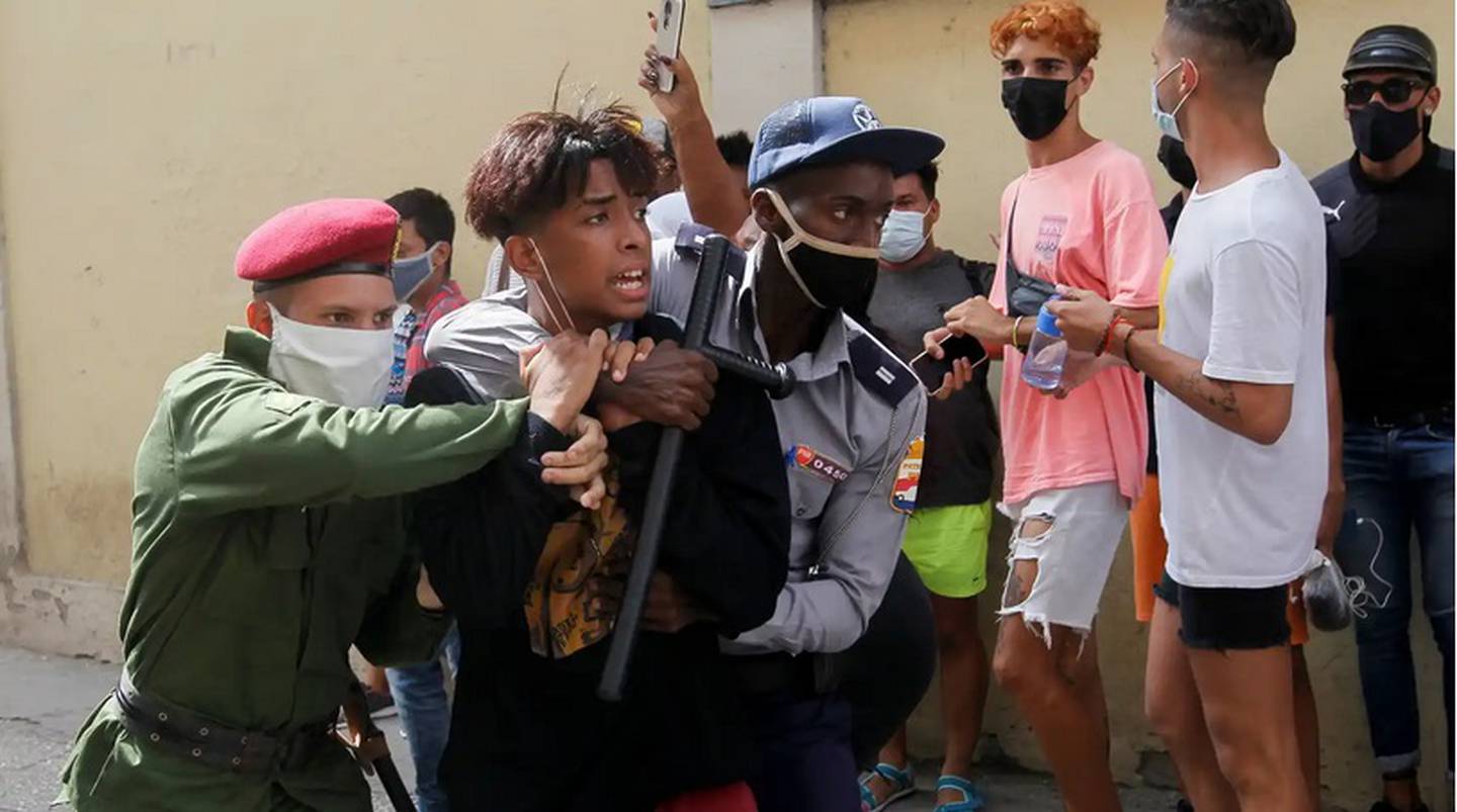 Un joven es tomado por las autoridades cubanas. En 'Dos Patrias' se cuentan testimonios sobre la represión en la isla. Foto: Cortesía de la producción