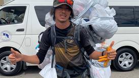  Jóvenes japoneses recolectan la basura que dejan los romeros a su paso