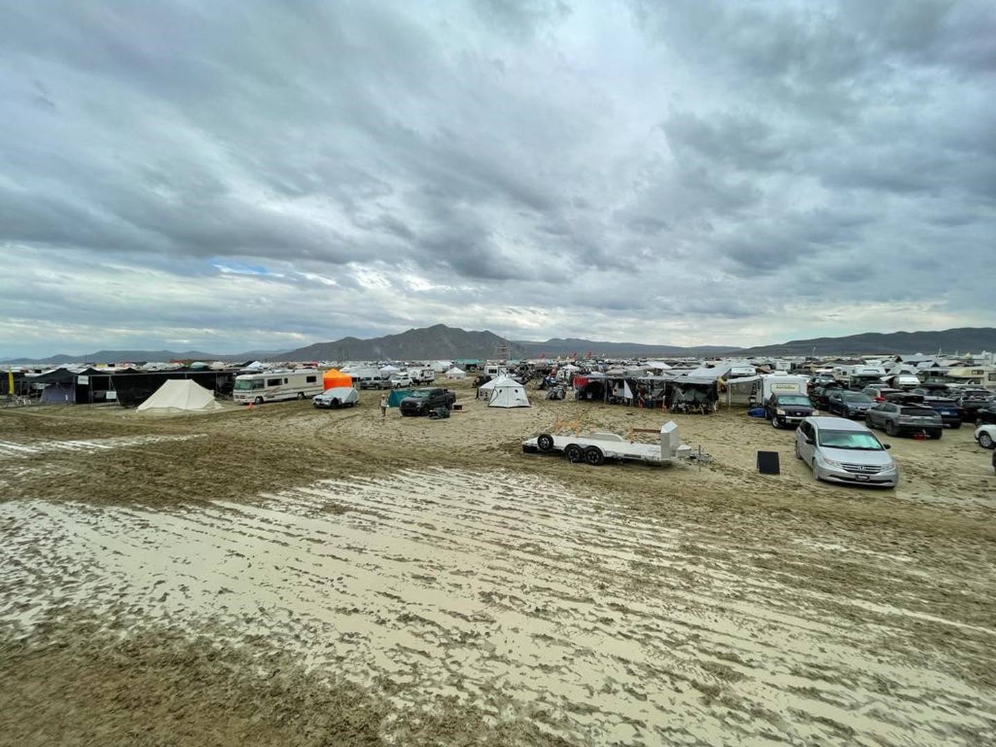 Las fuertes lluvias causaron inundaciones en la zona del festival 'Burning Man' en Nevada, lo que llevó al cierre de las puertas y del aeropuerto de entrada y salida de Black Rock City.