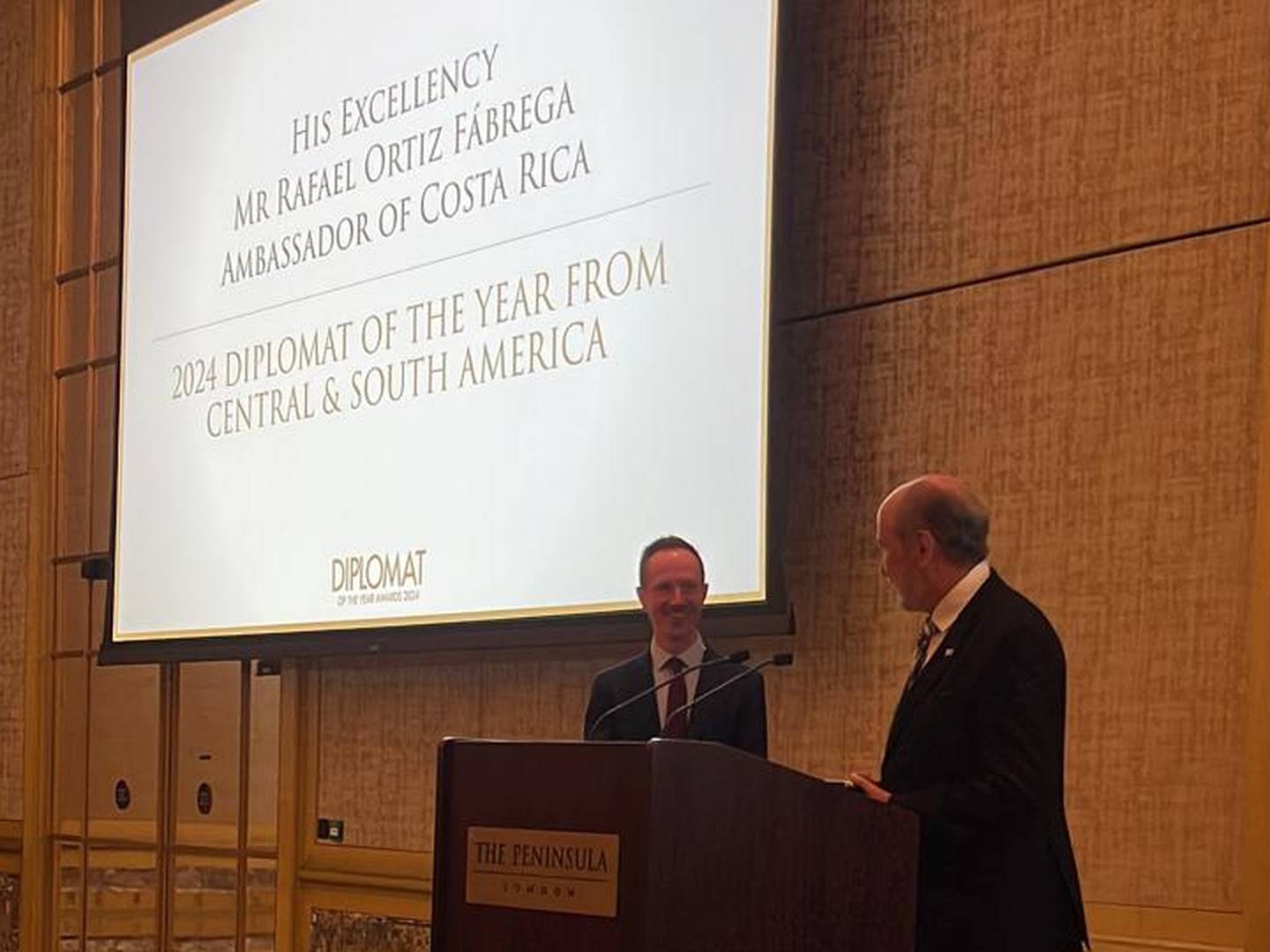 Rafael Ortiz recibió el galardón, tras ser nominado por sus colegas embajadores. Foto: Cortesía
