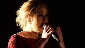 Un problema con los micrófonos nubla la actuación de Adele en los Grammy