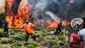Grecia en conmoción por incendios que cobran al menos 74 vidas
