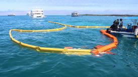 Barco hundido en Galápagos con 2.000 galones de diésel deja mancha ‘superficial’