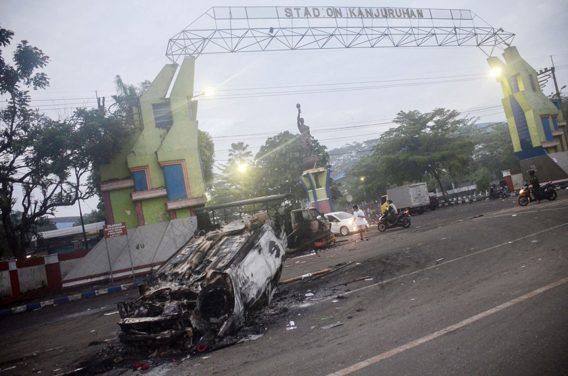 Esta imagen muestra un auto incendiado afuera del estadio Kanjuruhan en Malang, Java Oriental, el 2 de octubre de 2022. (Foto de PUTRI / AFP)