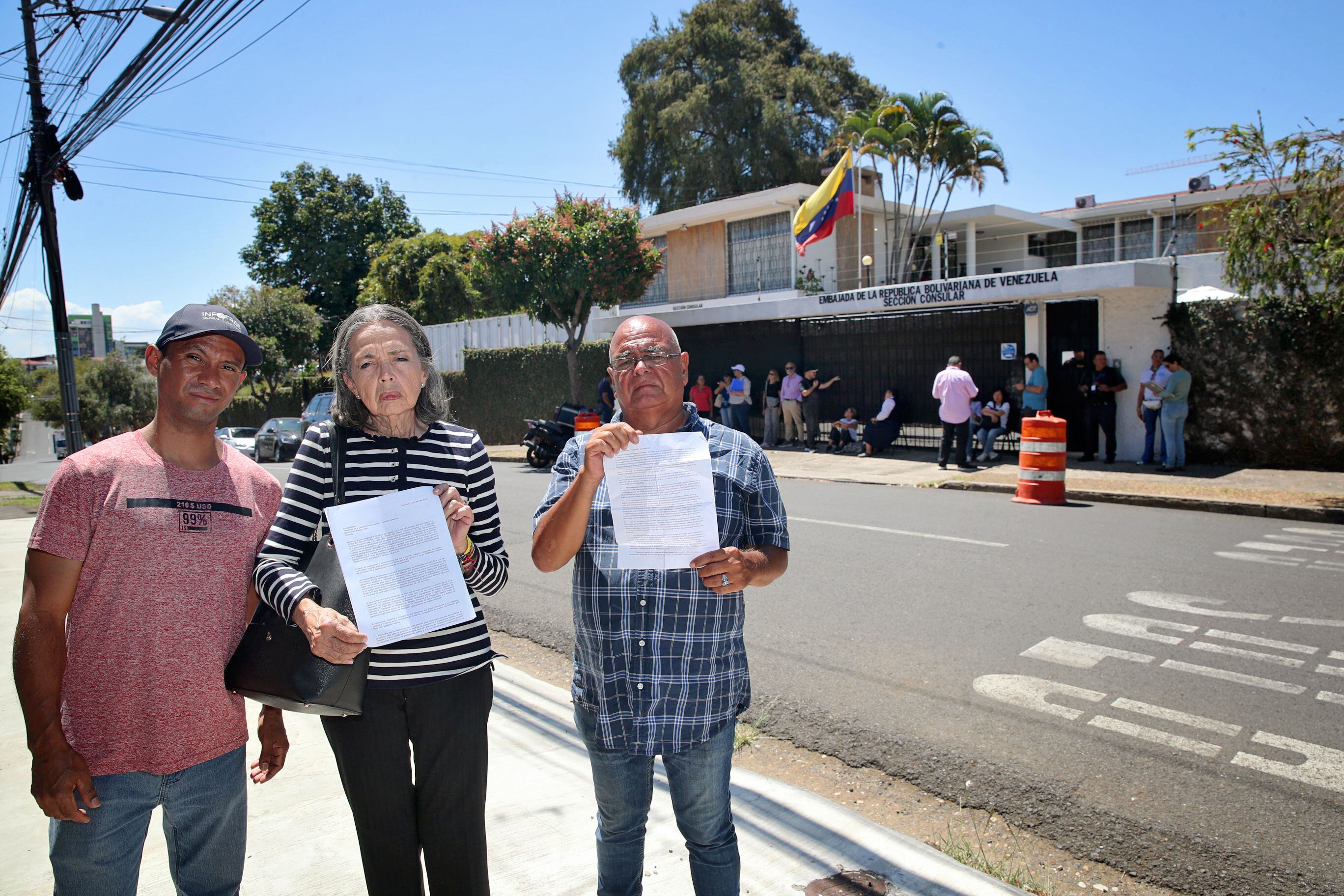 Darwin Estanga, Susana Escalona y Jorge Rondón muestran la denuncia que presentaron ante la Corte-IDH por las trabas sufridas para empadronarse en la Oficina Consular de Venezuela en Costa Rica. Foto: 