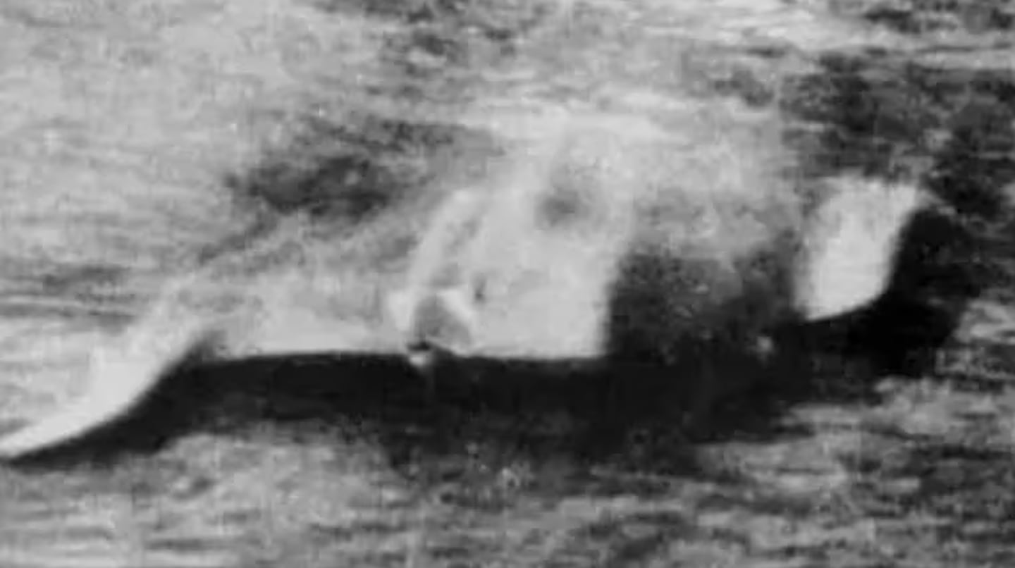 Esta es la primera supuesta imagen que se registró el monstruo del lago Ness.  Fue tomada el 12 de noviembre de 1933.