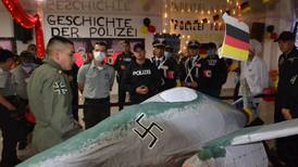 Policía de Colombia causa polémica por uso de disfraces nazis