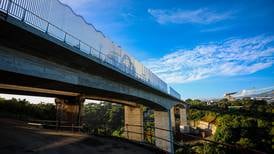 MOPT inaugura nuevo puente del Saprissa con trabajo pendiente para eliminar ‘cuello de botella’