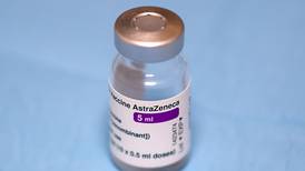 Chile decide usar vacuna de AstraZeneca únicamente en mayores de 45 años tras caso de trombosis