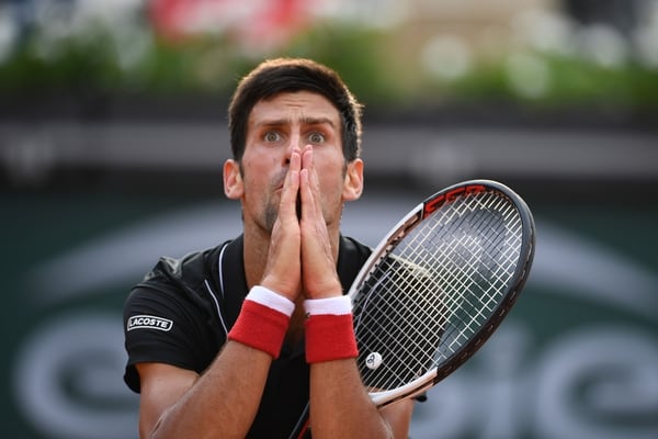 Novak Djokovic terminó tan frustrado tras la derrota ante Marco Cecchinato que afirmó desconocer si hará la temporada sobre hierba. Foto: Eric Feferberg, AFP