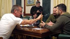 Sean Penn entrega su Óscar a Volodímir Zelenski: ‘Cuando ganes, tráela de vuelta a Malibú’