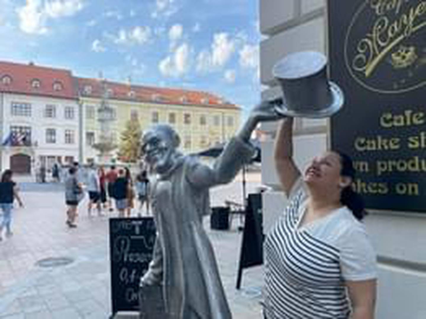 Bratislava, Eslovaquia, está repleta de estatuas y otros atractivos. En la imagen, Nancy Díaz.