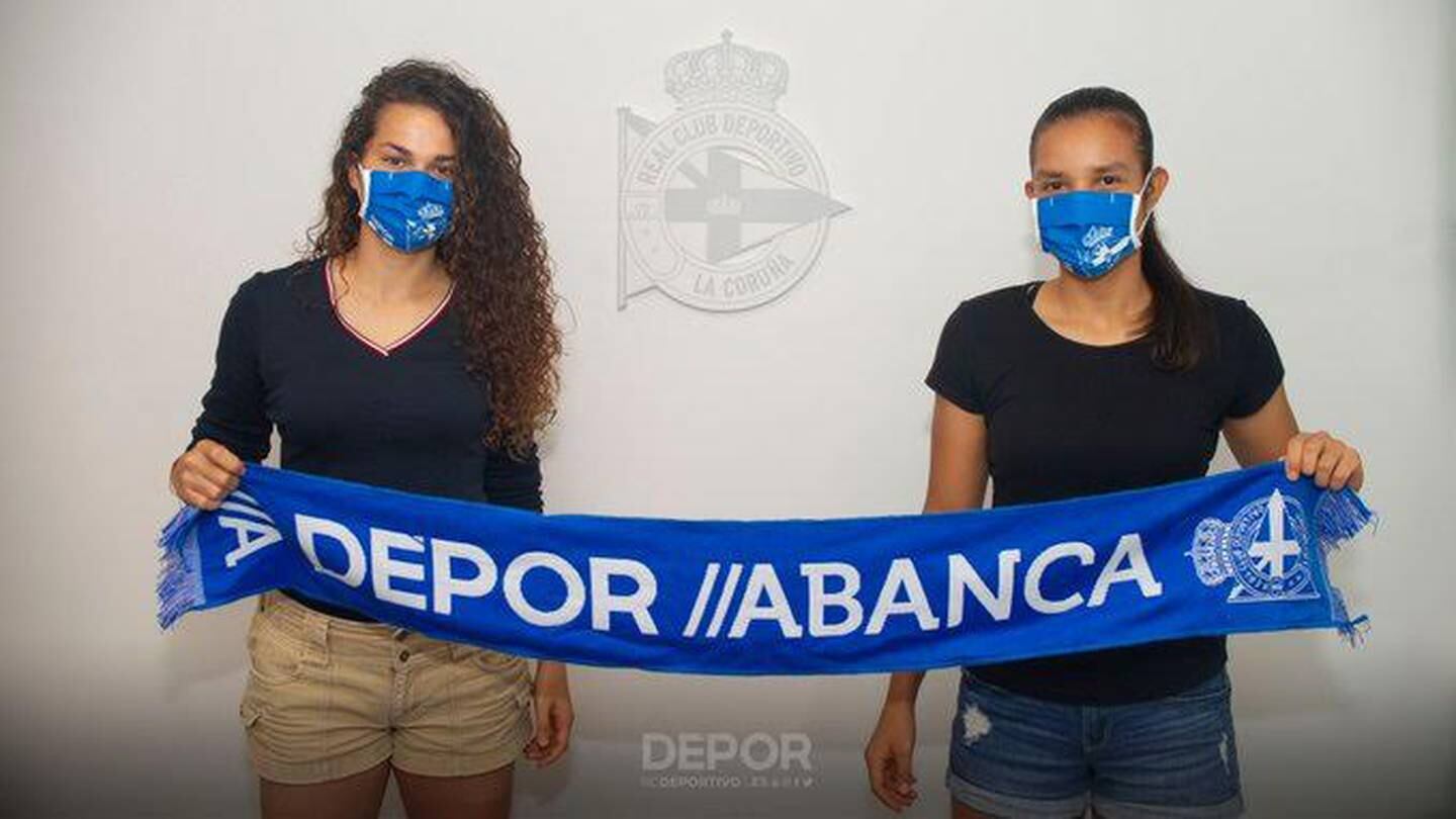 Noelia Bermúdez y Stephannie Blanco fueron recibidas por el Deportivo La Coruña.