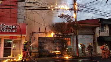 Incendio consume casa abandonada que era frecuentada por indigentes en el centro de Alajuela
