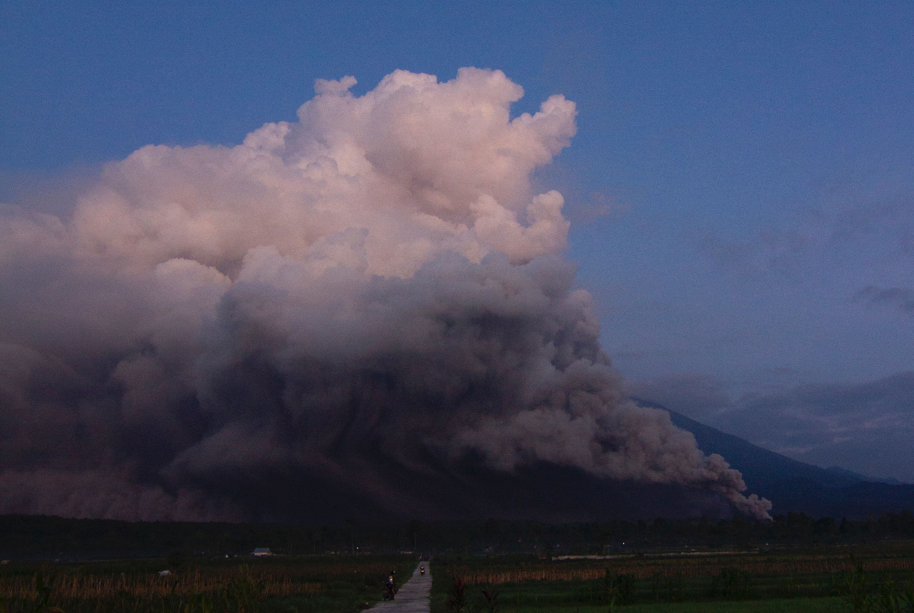 Indonesia evacúa a cerca de 2.000 personas por la erupción del volcán del Monte Semeru
