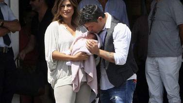  Alejandro Sanz presentó a      <b>su recién nacida Alma</b> 
