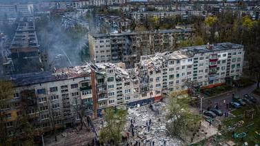 Once personas fallecieron en bombardeo ruso contra un edificio de Ucrania