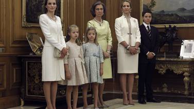Reina Letizia elige un sobrio atuendo para la proclamación del rey Felipe VI