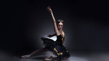 La bailarina costarricense Victoria Arrea cumple un sueño en ‘El lago de los cisnes’