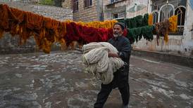 Familias afganas vuelven a tejer alfombras para tratar de sobrevivir