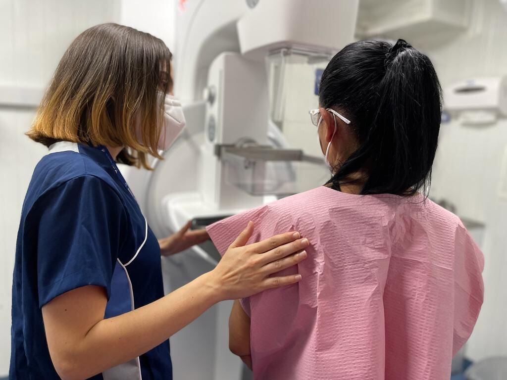 Realizarse mamografías después de los 50 años es parte vital para una detección temprana. Antes de esa edad, se aconseja a las mujeres conocer sus senos y detectar posibles cambios e informarlos a su médico.