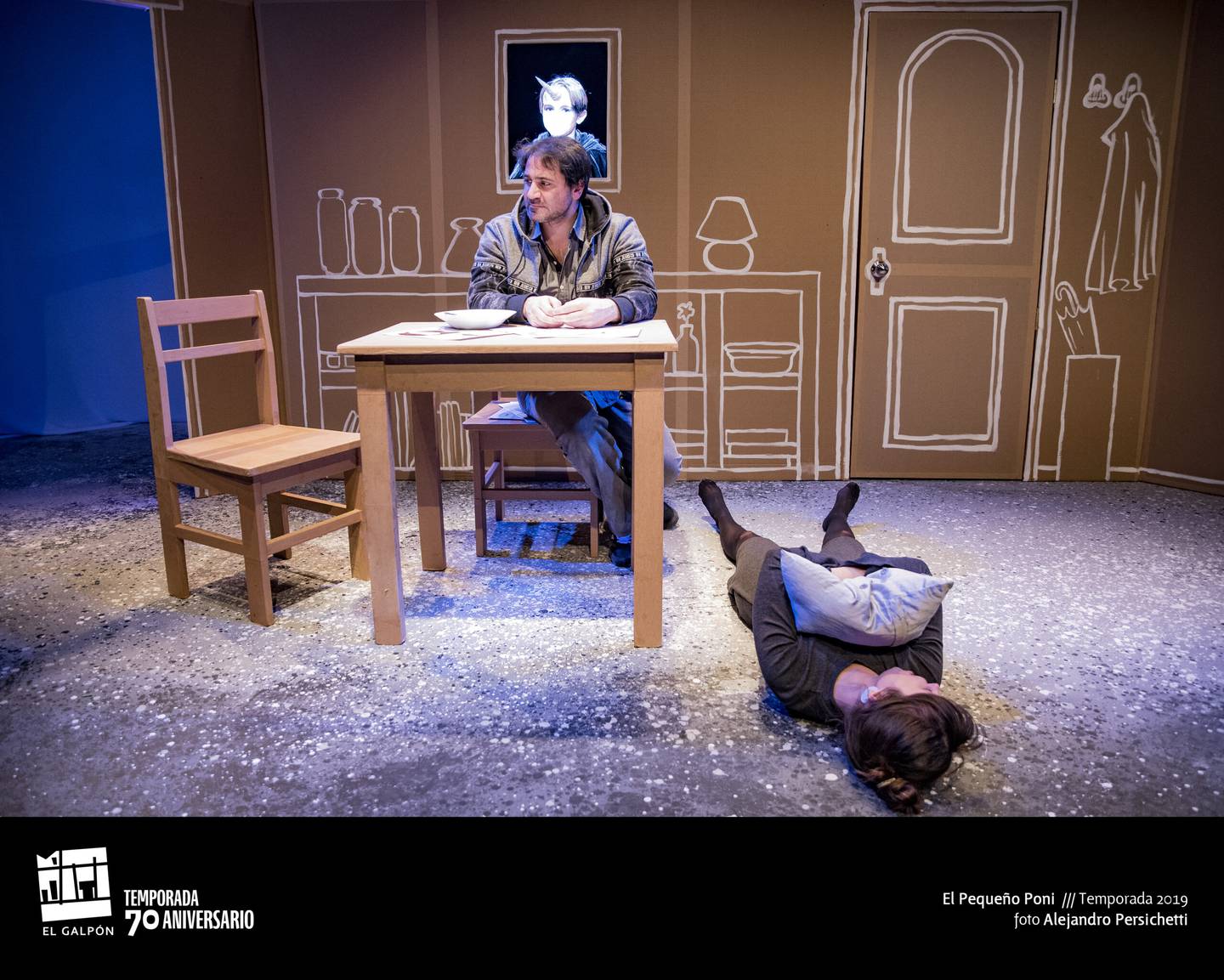 En el 2019, el Teatro El Galpón de Uruguay presentó la obra El Pequeño Poni, un texto de Paco Becerra con la dirección de Natalia Menéndez. Aquí los actores Estefanía Acosta y Pablo Robles.