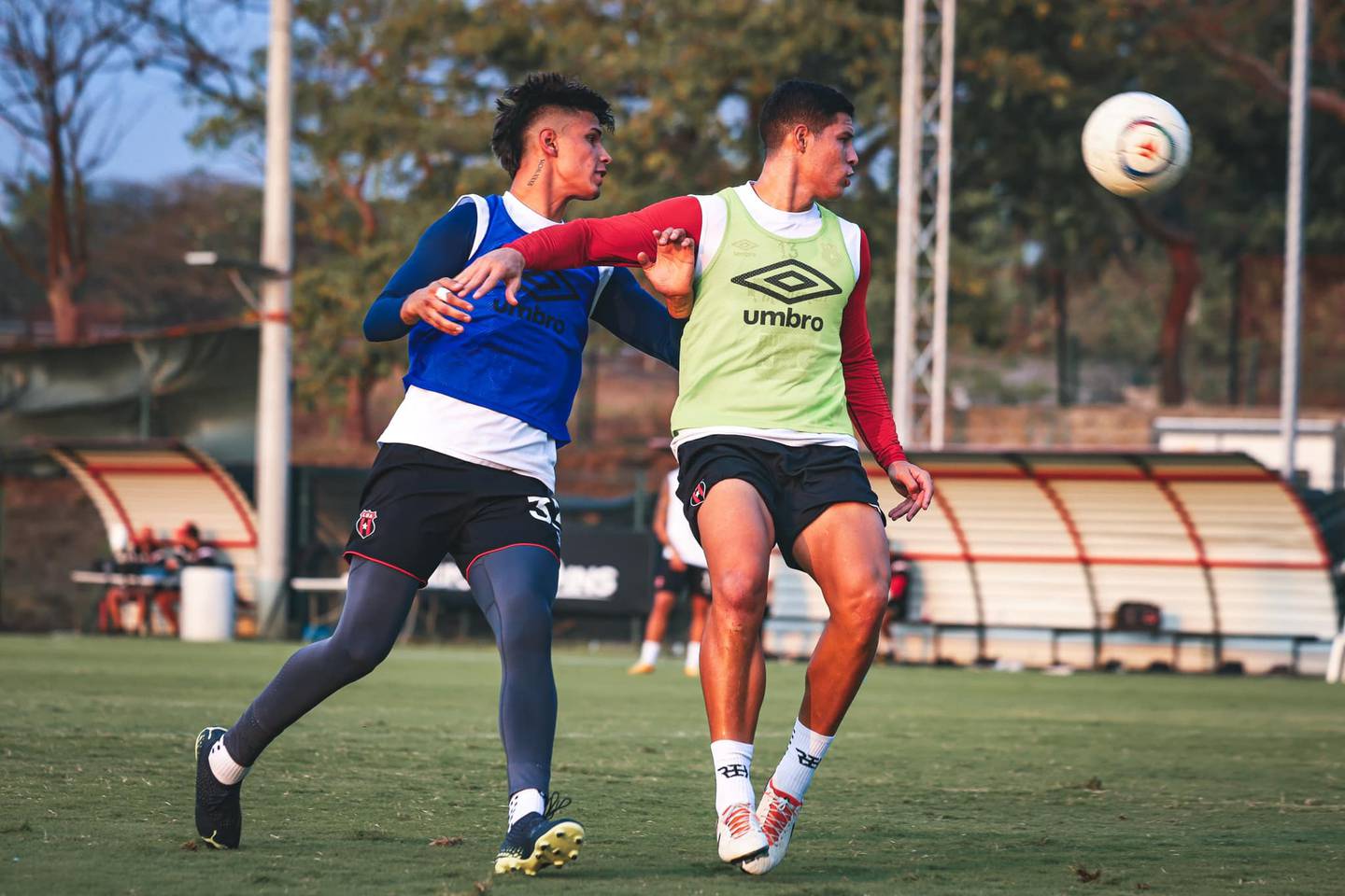 Fernando Lesme y Alexis Gamboa ensayan movimientos específicos en Liga Deportiva Alajuelense.