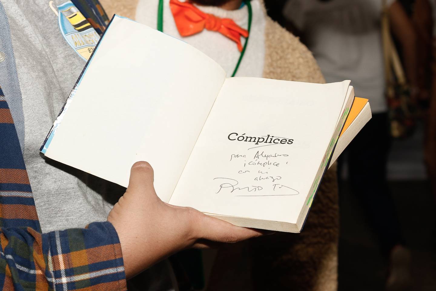Benito Taibo autografió el libro 'Cómplice' a su fanático Alejandro Vílchez (Foto: Lily Arce)