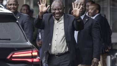 Presidente sudafricano enfrenta duro debate de destitución