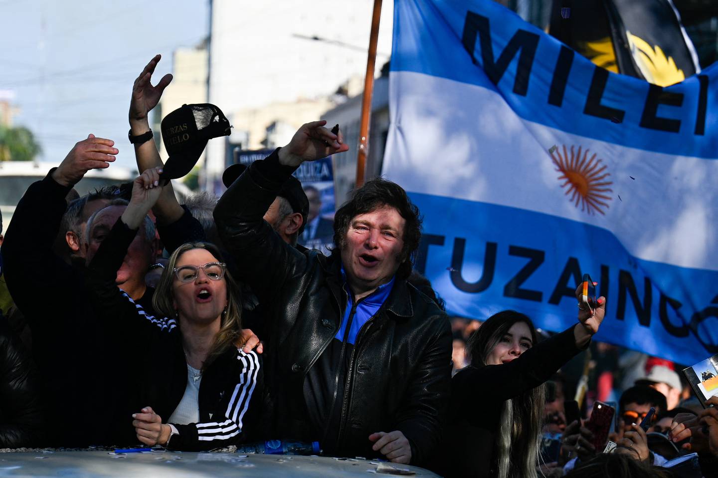 El congresista argentino y candidato presidencial de la Alianza Avanza La Libertad, Javier Milei (C), saluda a sus partidarios durante un mitin de campaña en San Martín, provincia de Buenos Aires