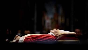 Sin cruz pastoral y con zapatos negros, dos ausencias en Benedicto XVI que indican que no reinaba