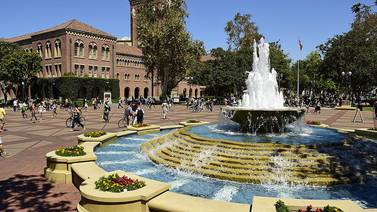 Demandan a universidad de California tras denuncias de abusos contra ginecólogo