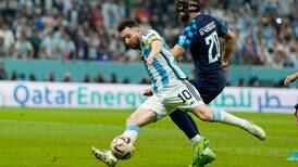 Al Lionel Messi que tumba cuanto obstáculo se atraviesa en el camino le falta el más importante