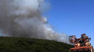 Lluvia da un ‘respiro’ en la lucha contra un vasto incendio en Francia