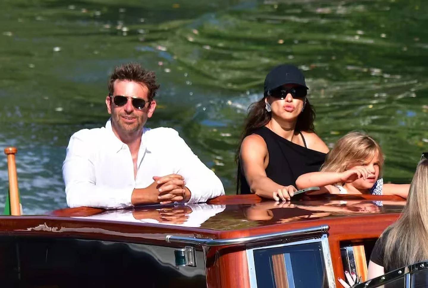 Bradley Cooper en Venecia. Radiantes, Bradley Cooper e Irina Shayk viajaron a Venecia junto a su hija Lea De Seine y la madre del artista, Gloria Cooper
Backgrid UK/The Grosby Group