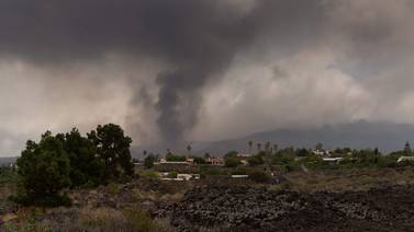 Lava del volcán en Canarias desciende hacia el mar en medio del temor a gases tóxicos