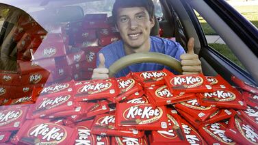 Le robaron un Kit Kat que dejó en su carro; empresa le regala 6.500 para compensarlo
