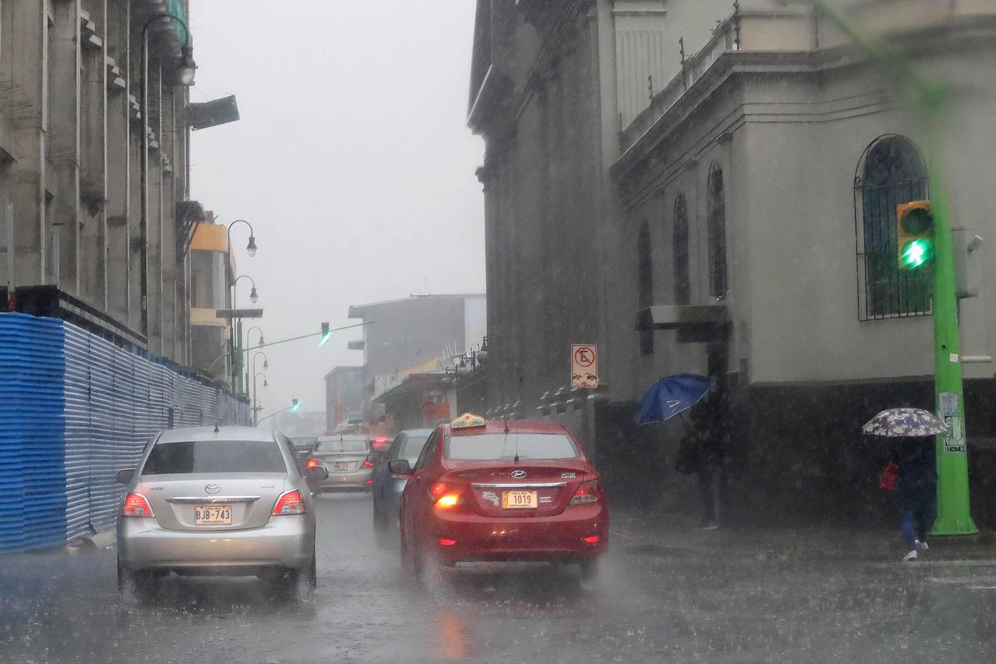 20/09/2023    San José. Fuerte aguacero vespertino. Las lluvias intensas pusieron a correr a muchos este miércoles por la tarde.