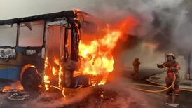Bus incendiado en San José pertenece a empresa que solicitó extender vida útil de unidades