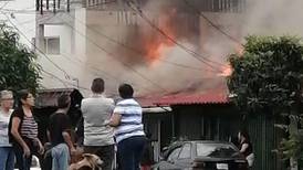 Fuego destruye dos casas en Hatillo 4